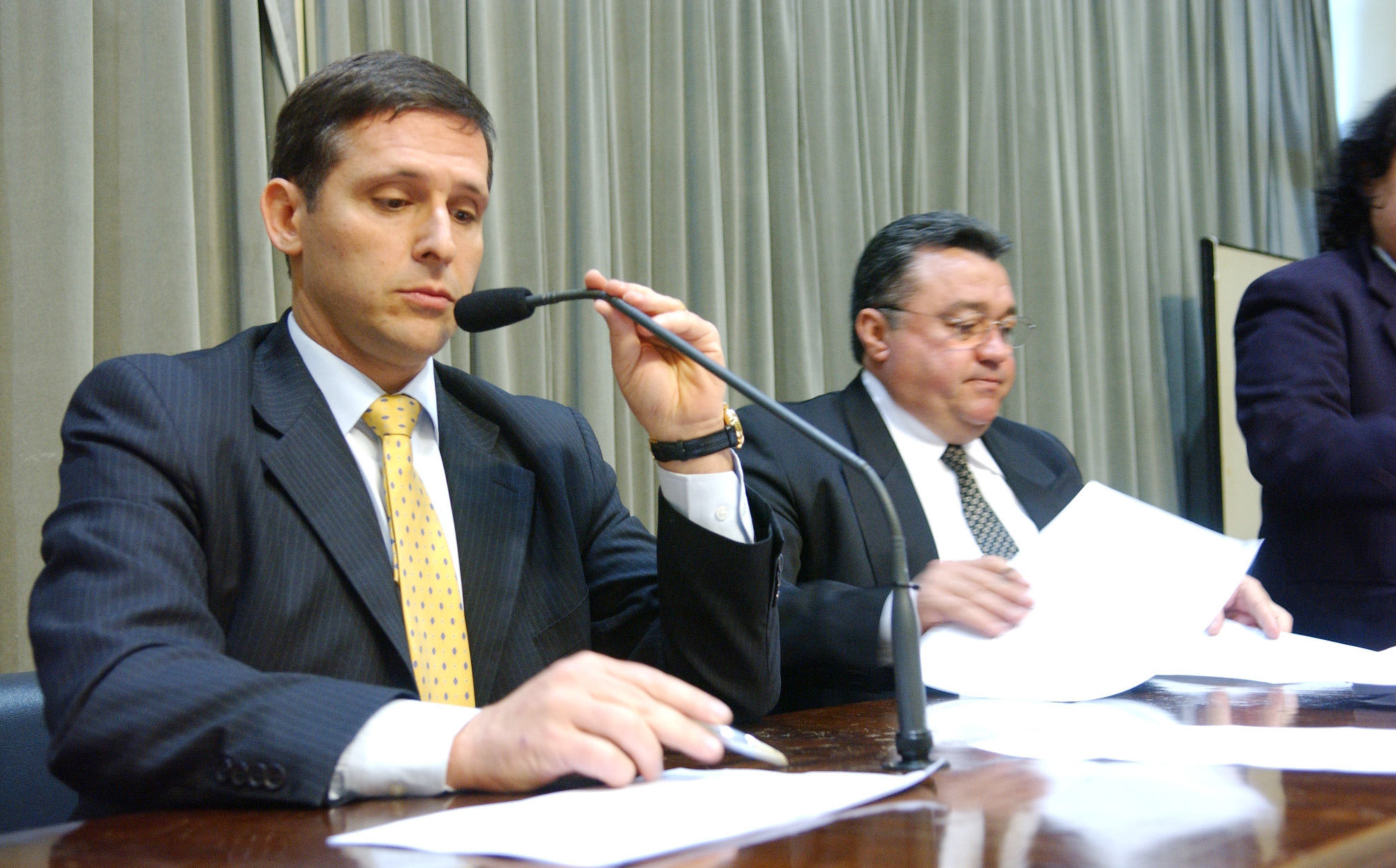 Deputado Fernando Capez preside os trabalhos da comisso<a style='float:right;color:#ccc' href='https://www3.al.sp.gov.br/repositorio/noticia/03-2008/CCJdep capez, pres comissao07.jpg' target=_blank><i class='bi bi-zoom-in'></i> Clique para ver a imagem </a>
